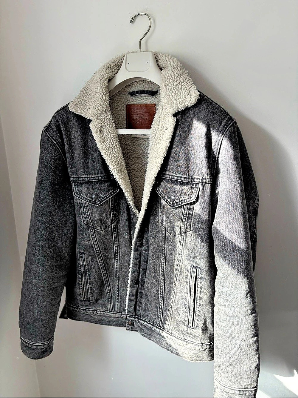 Levi Strauss & Co. Sherpa-Lined Denim Jacket in Black & Gray Size Medium